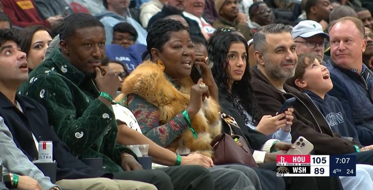 8868体育在线直播-强力后援团！杜兰特母亲来到现场观战火箭对阵奇才